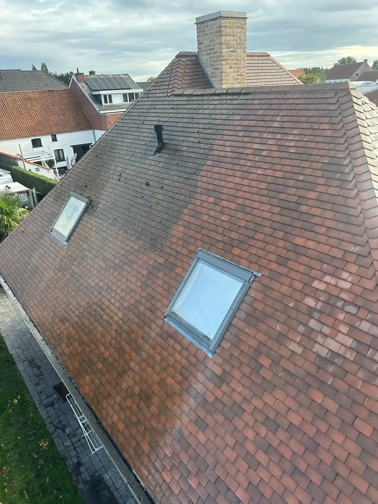 Grote dakvlakken tijdens de dakreiniging: het verschil is duidelijk zichtbaar