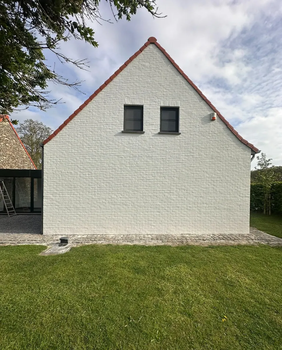 Dezelfde witte puntgevel na gevelreiniging