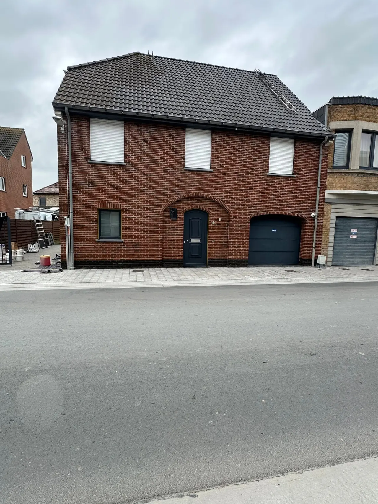 Dezelfde bakstenen woning na gevelreiniging en hydrofugebehandeling